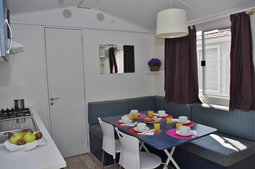 Happy Camp Mobile Homes In Centro Vacanze Bi Village فاجانا الغرفة الصورة